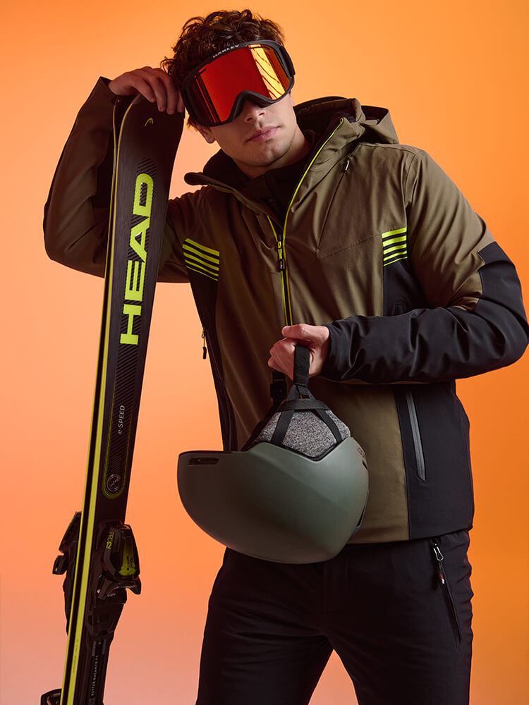 Ragazzo pronto per sciare