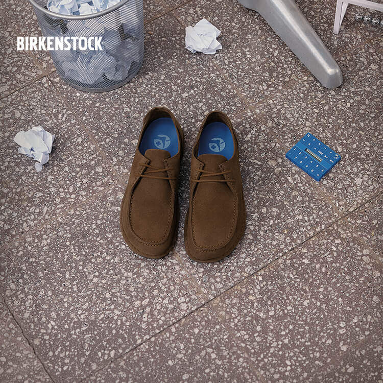 Ragazzo che indossa BIRKENSTOCK Utti Lace