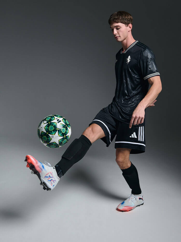 Ragazzo che gioca a calcio con abbigliamento juventus e scarpe calcio puma