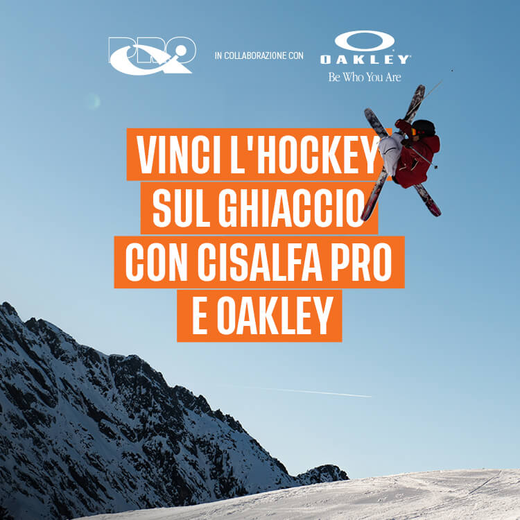 Sciatore in montagna che indossa maschera Oakley