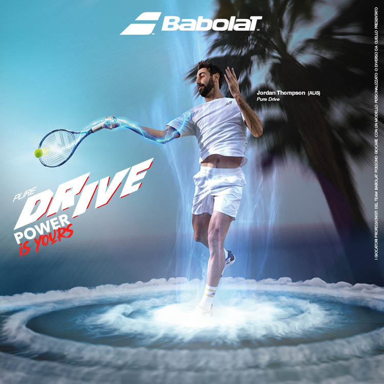 Ragazzo che colpisce una pallina da tennis