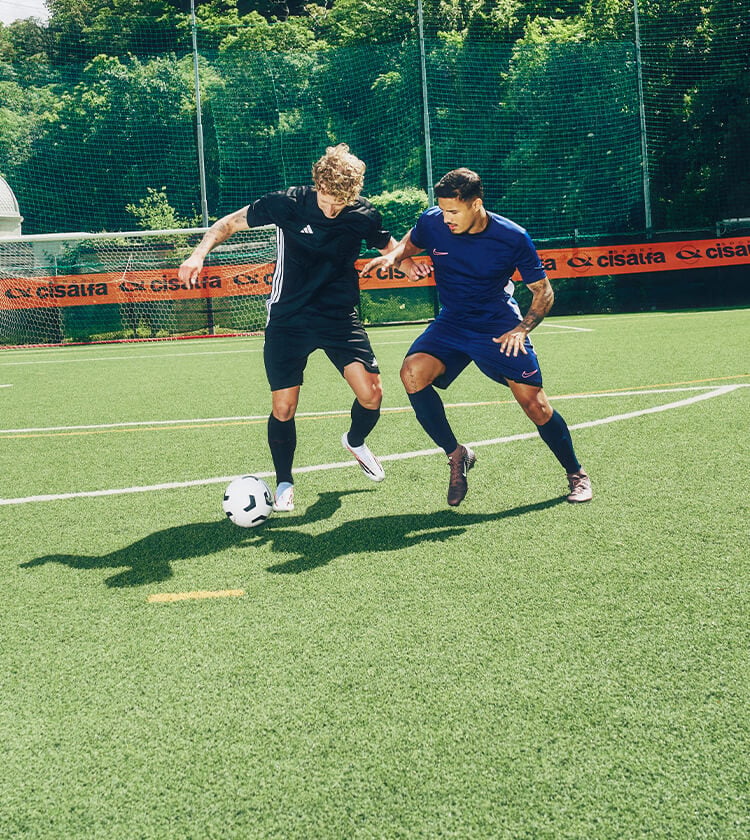 Ragazzi che giocano in campo da calcio