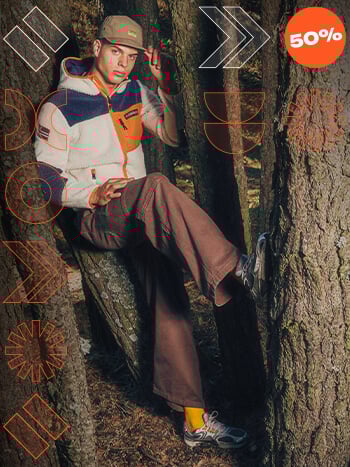 Ragazzo vestito urban con abbigliamento Napapijri