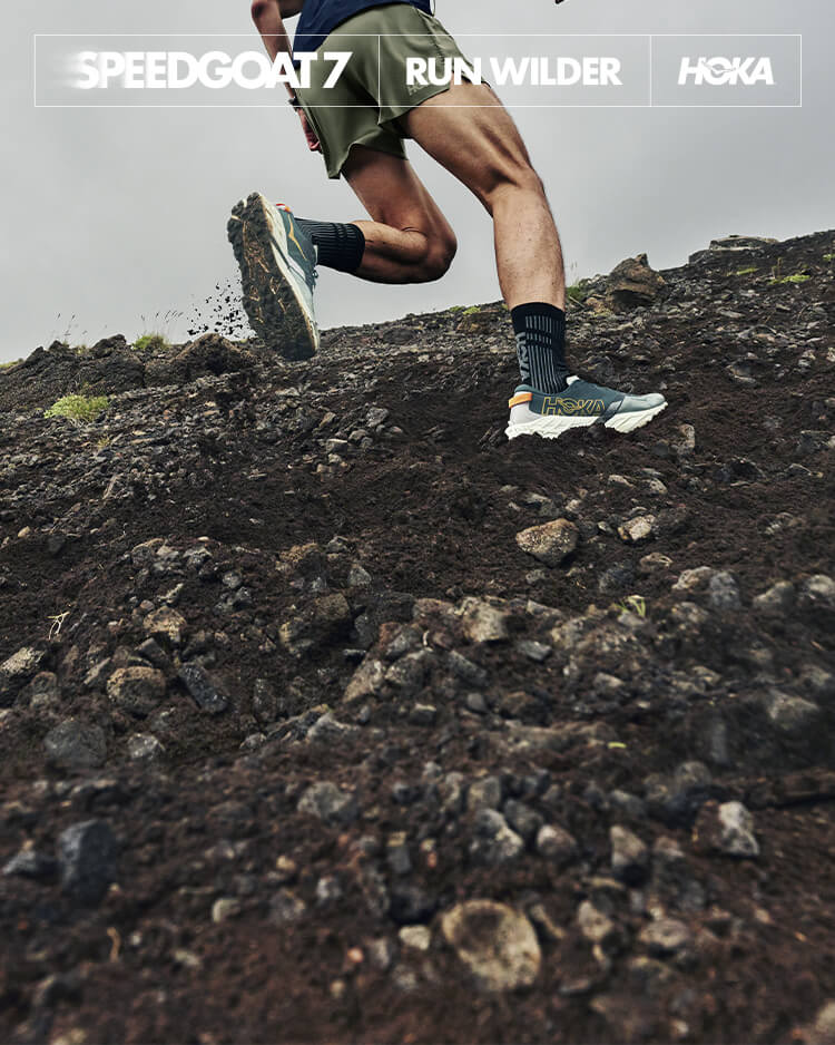 Ragazzi che corrono con scarpe da trail Hoka Speedgoat 7