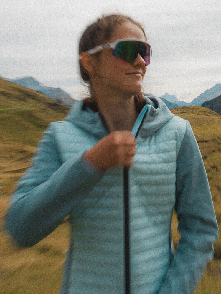 Ragazza in montagna che indossa giacca tecnica 8848 turchese