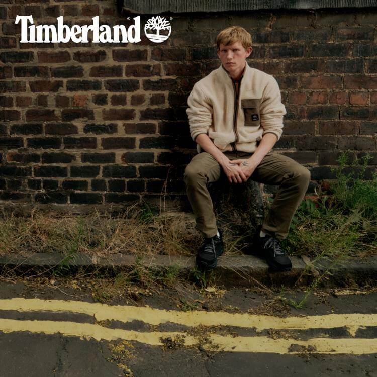 Ragazzo indossa outfit Timberland