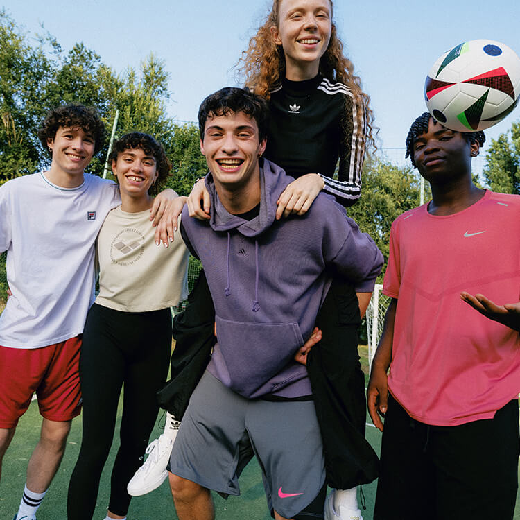 Gruppo di ragazzi vestiti lifestyle urban