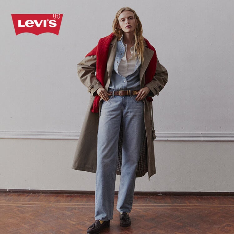 Ragazza che indossa outfit Levi's