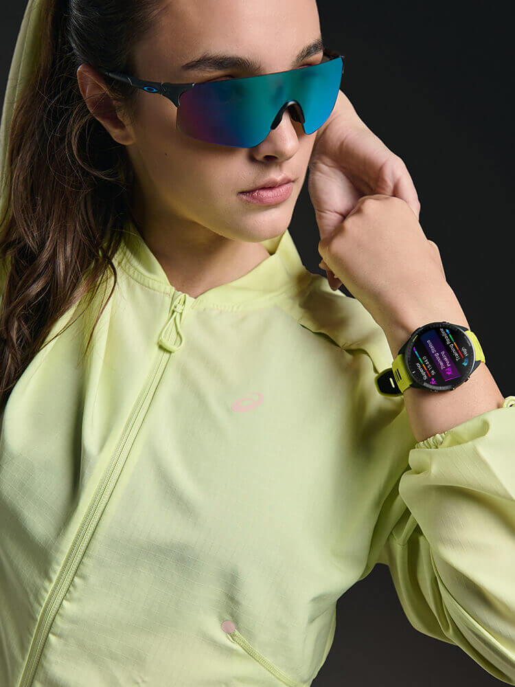 Ragazza che indossa smartwatch Garmin