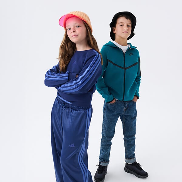 Bambina e bambino che indossano tuta NIke e adidas