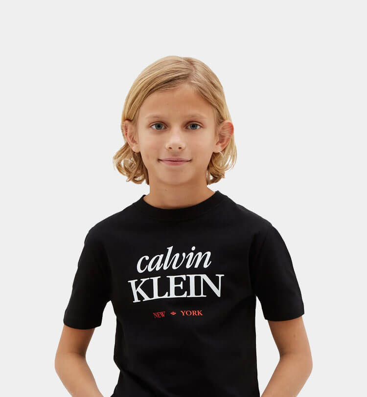 Bambino che indossa t-shirt Calvin Klein
