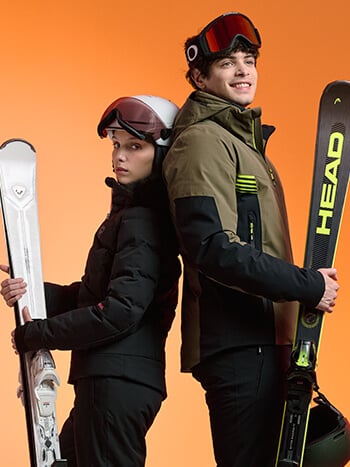 Ragazza con sci e abbigliamento sci discesa