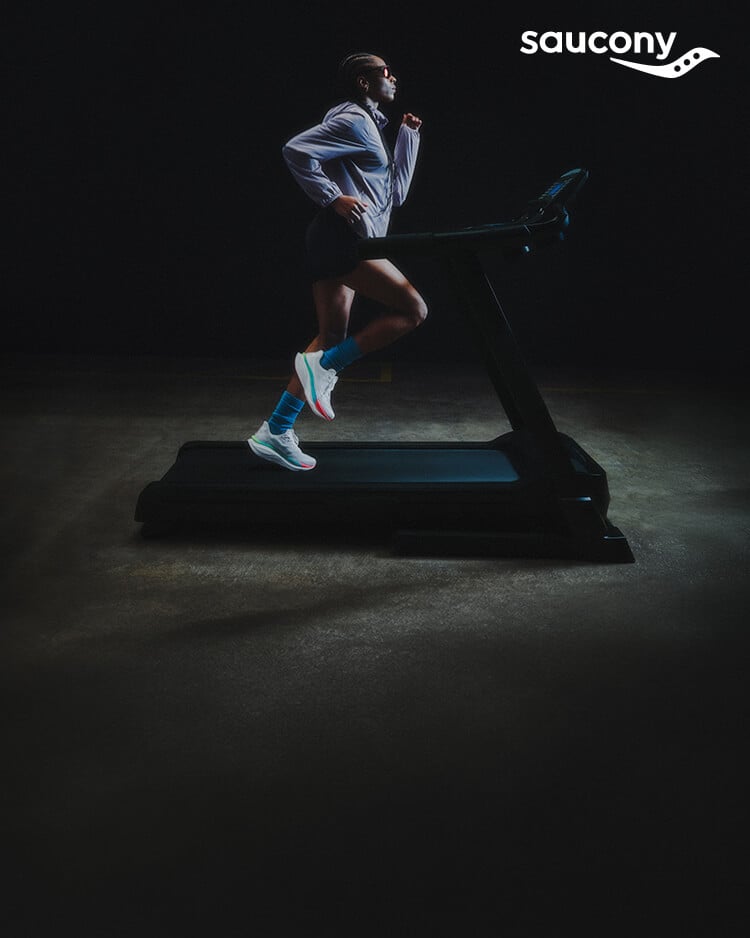 Ragazza che corre con scarpe da running Saucony Endorphin