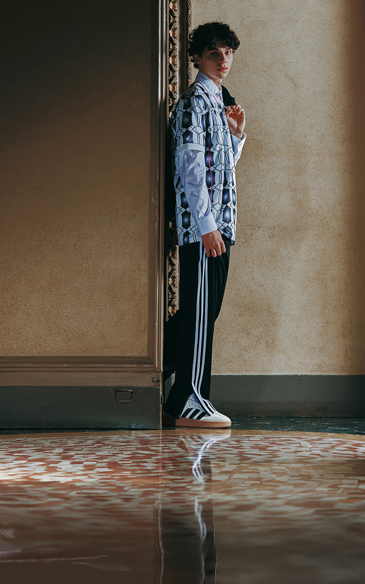 Ragazzo che indossa prodotti adidas Originals