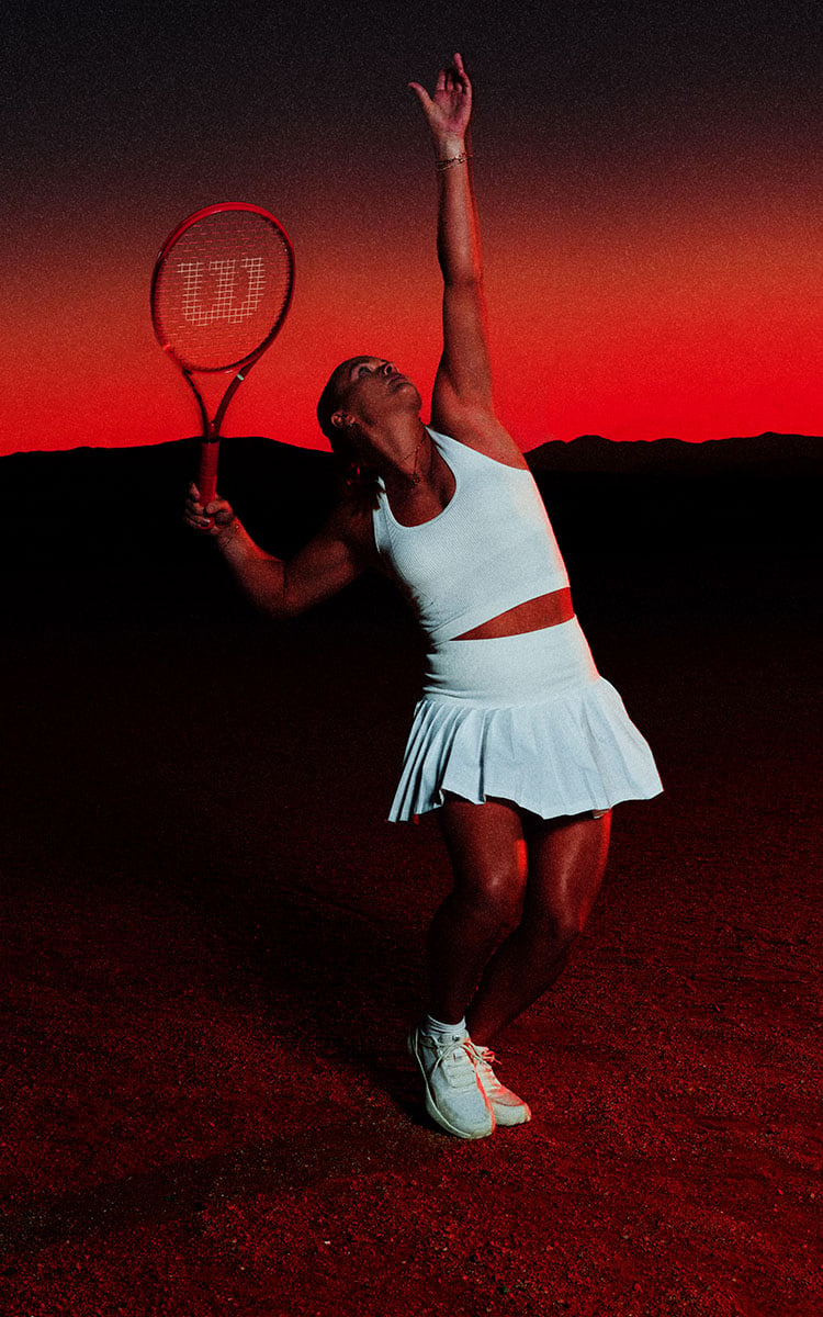 Ragazza che gioca a tennis con racchetta Wilson Redline V1