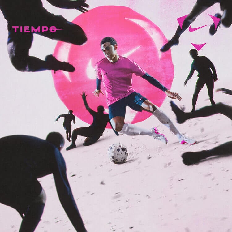 Calciatore che indossa scarpe da calcio Nike Tiempo