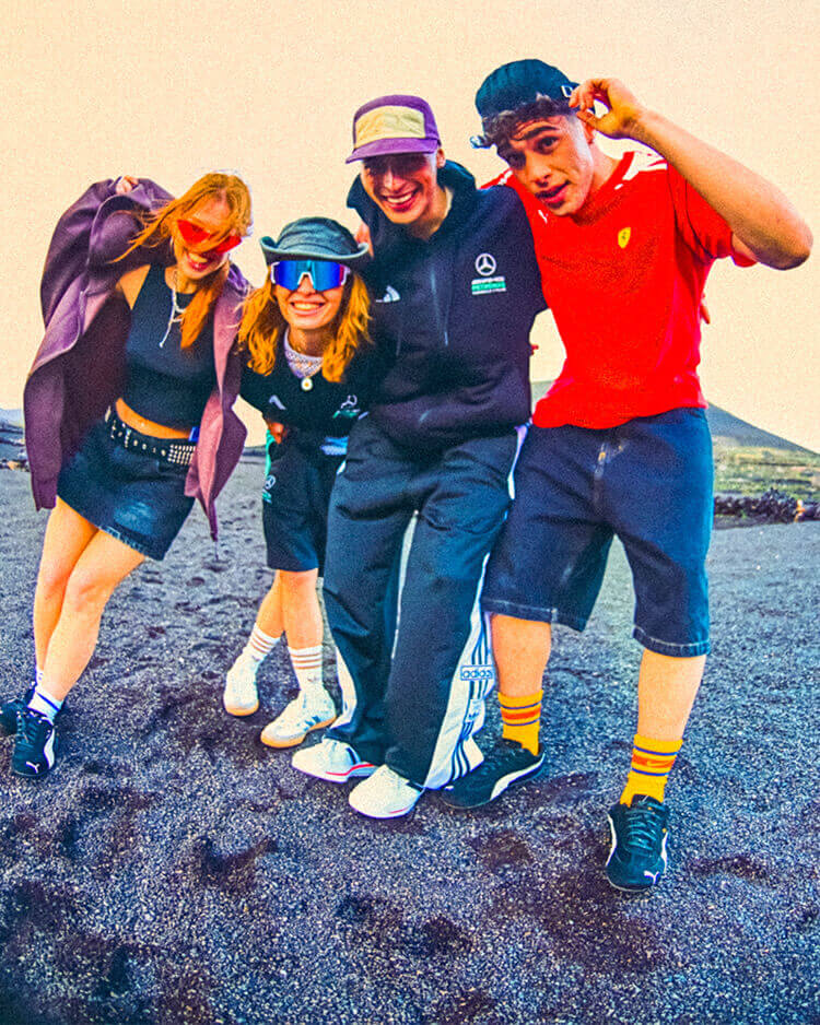 Ragazzi che indossano outfit sulla collezione Motorsport