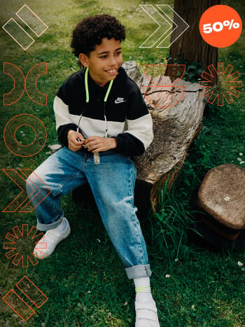 Bambino che indossa felpa Nike e jeans