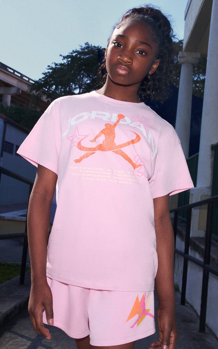 Bambina che indossa abbigliamento Nike Jordan
