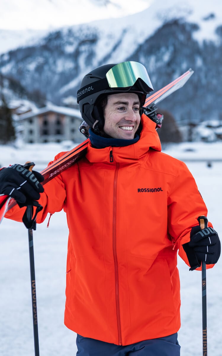 Ragazzi in pista con abbigliamento e sci Rossignol