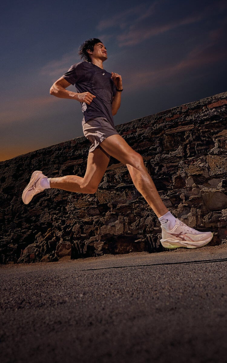 Ragazzo che corre con scarpe da running Asics Novablast 6