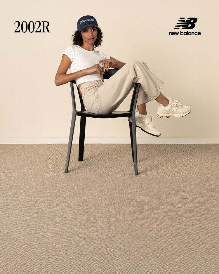 Ragazza che indossa sneakers New Balance 2002