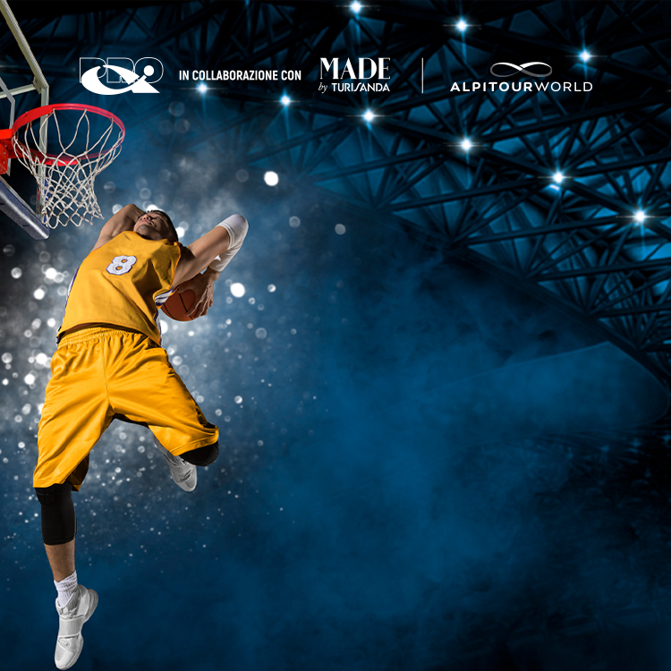 Giocatore di basket che mira al canestro