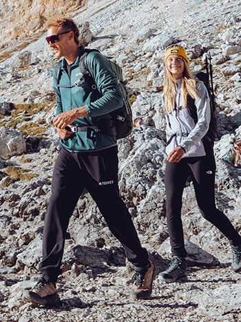 Ragazzi che camminano in alta montagna