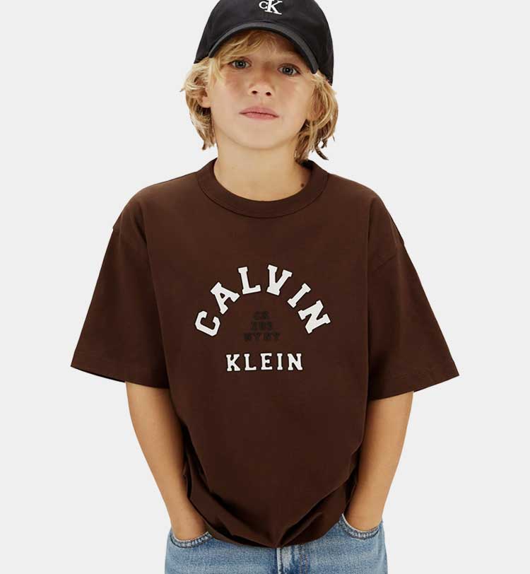 Bambino che indossa t-shirt di Calvin Klein color porpora