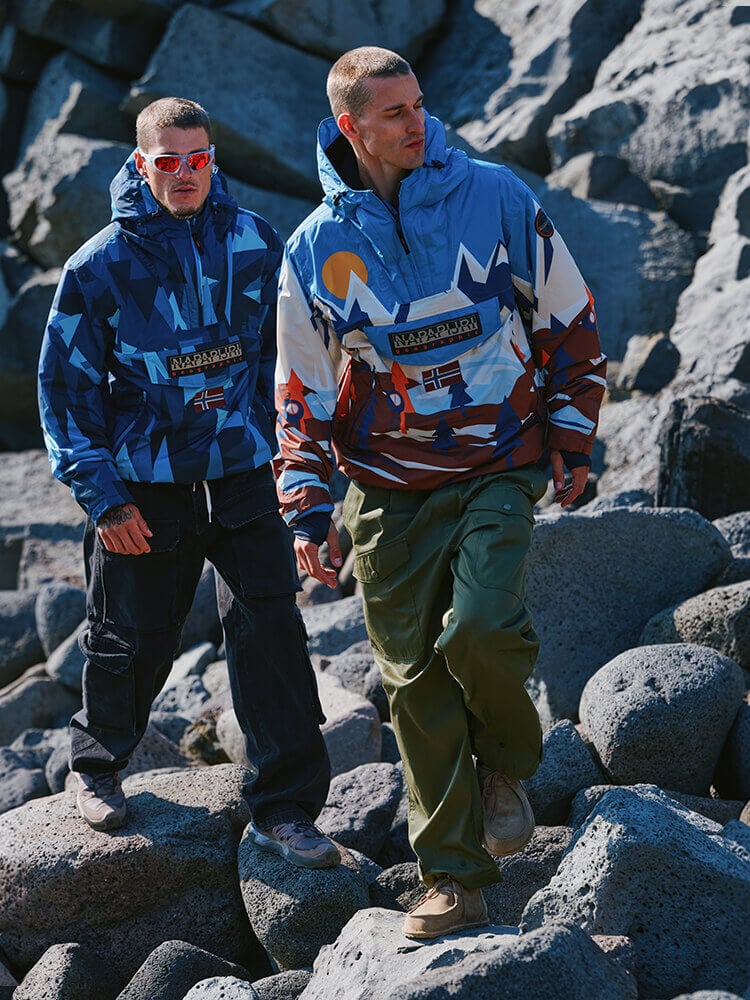 Ragazzi che indossano giacche Napapijri