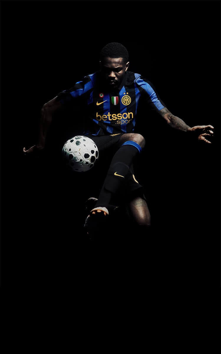 Calciatore che indossa maglia Nike Inter Home Jersey 26/27