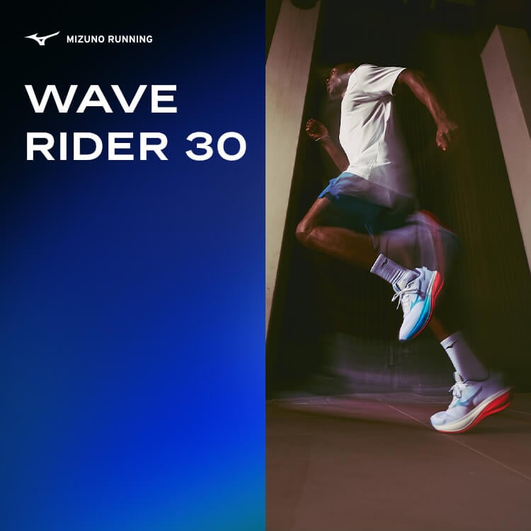 Ragazzi che corrono con scarpe da running Mizuno Wave Rider 30