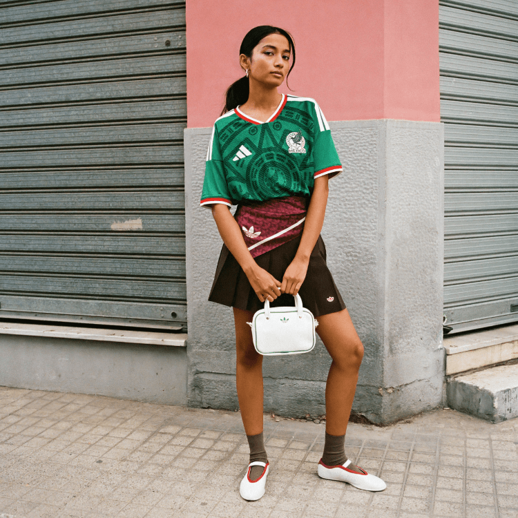 Ragazza che indossa la maglia del Messico