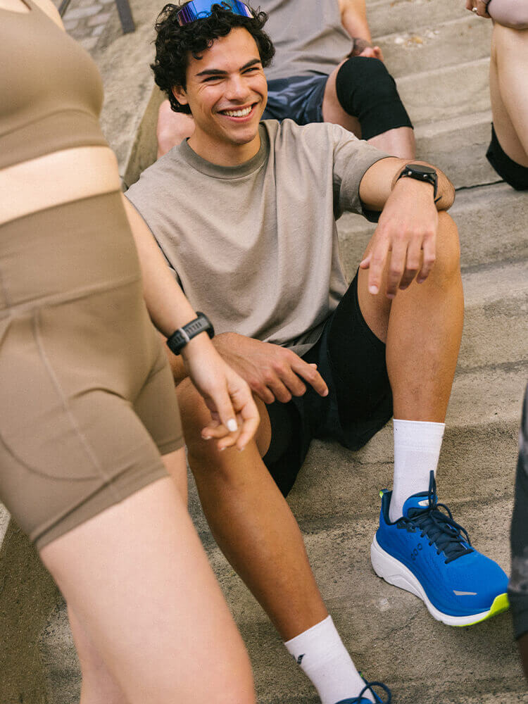 Uomo che indossa scarpe da running Saucony Hurricane 25