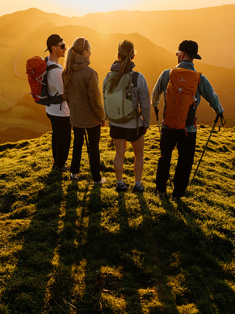 Gruppo di ragazzi in montagna in estate