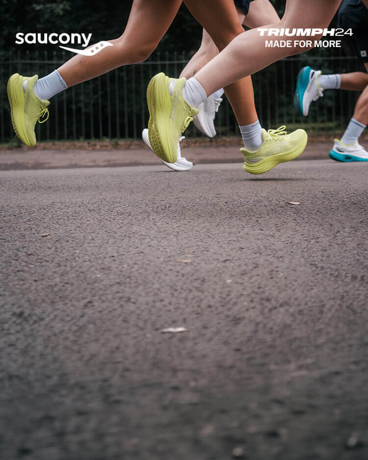 Ragazzi che corrono con scarpe da running Saucony Triumph 24