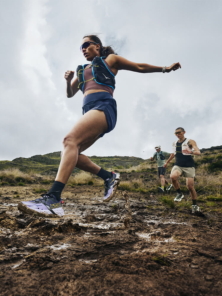 Donna che corre con scarpe da running Hoka Mach 7