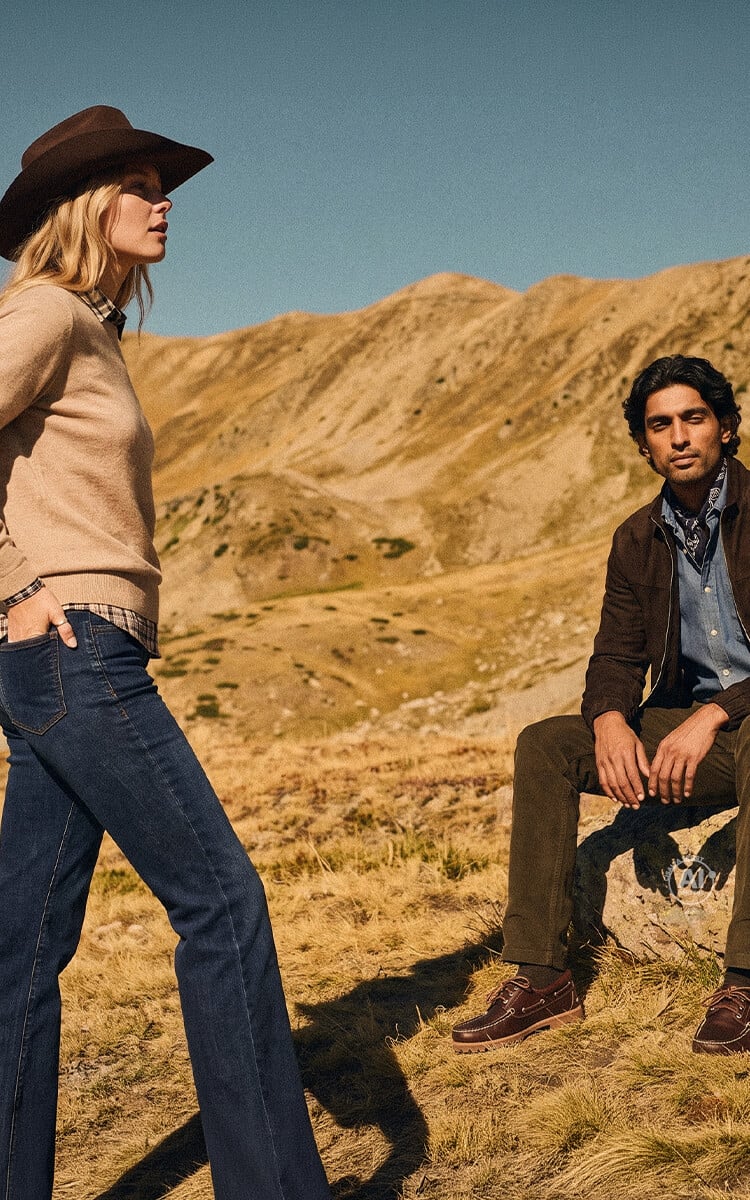 Ragazza e ragazzo che indossano abbigliamento di Best Company casual
