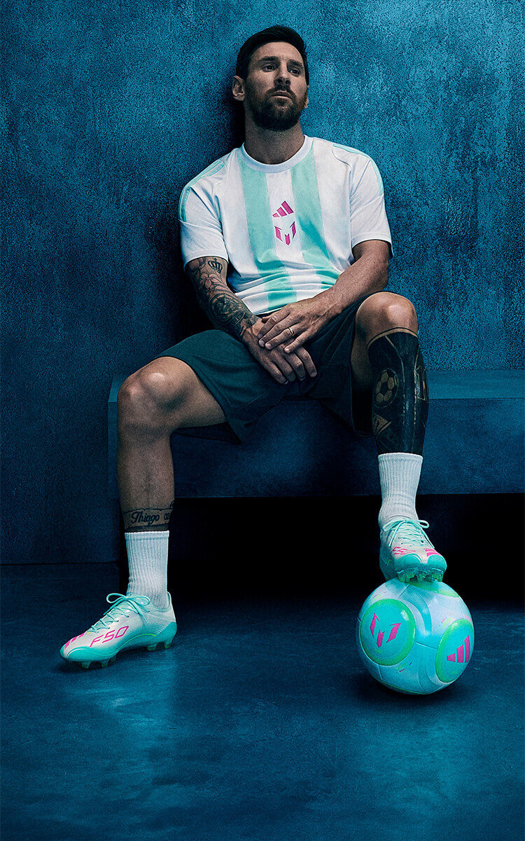 Messi che indossa le scarpe da calcio adidas F50