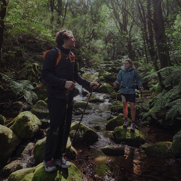 Ragazza e ragazzo che fanno trekking in un bosco