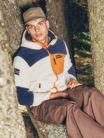 Ragazzo vestito autunnale con pile timberland sportivo alla moda