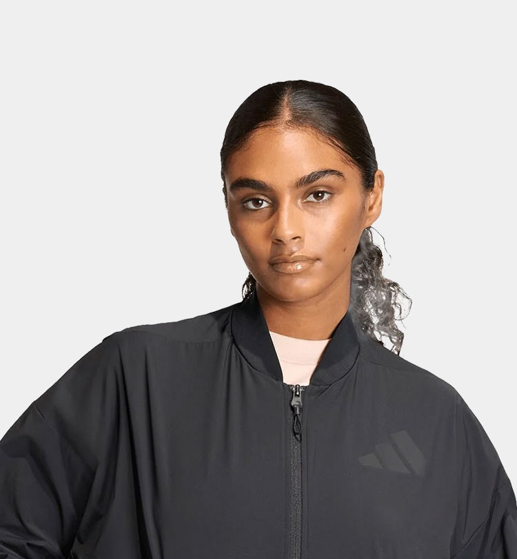 Ragazza che indossa felpa nera adidas