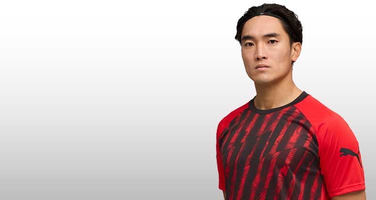 Ragazzo che indossa maglia calcio da allenamento PUMA