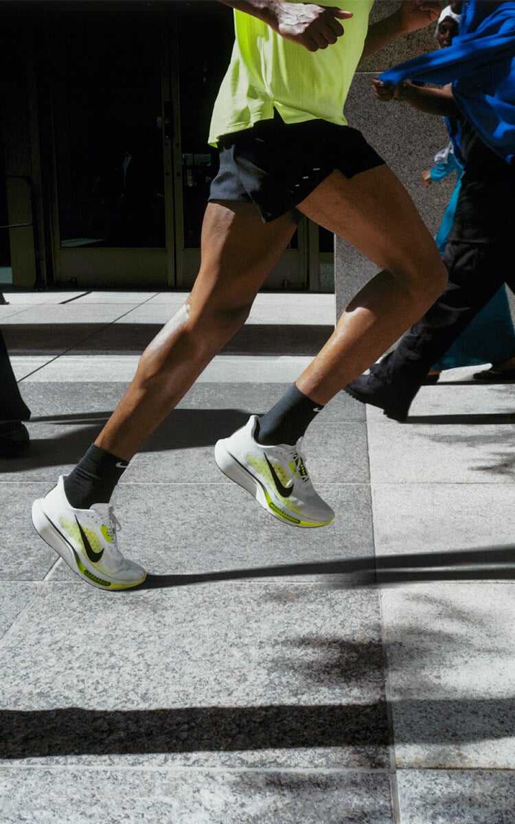 Ragazzo che corre con scarpe da running Nike Pegasus Plus 2