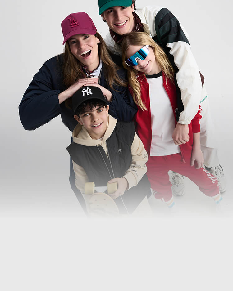 Ragazzi felici che indossano i nuovi arrivi di Cisalfa