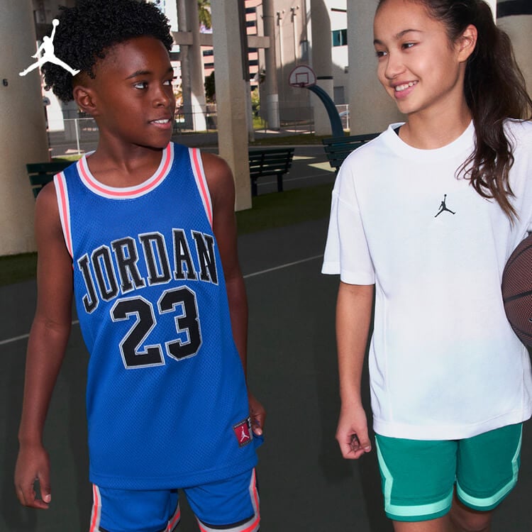 Bambini che indossano abbigliamento Nike Jordan