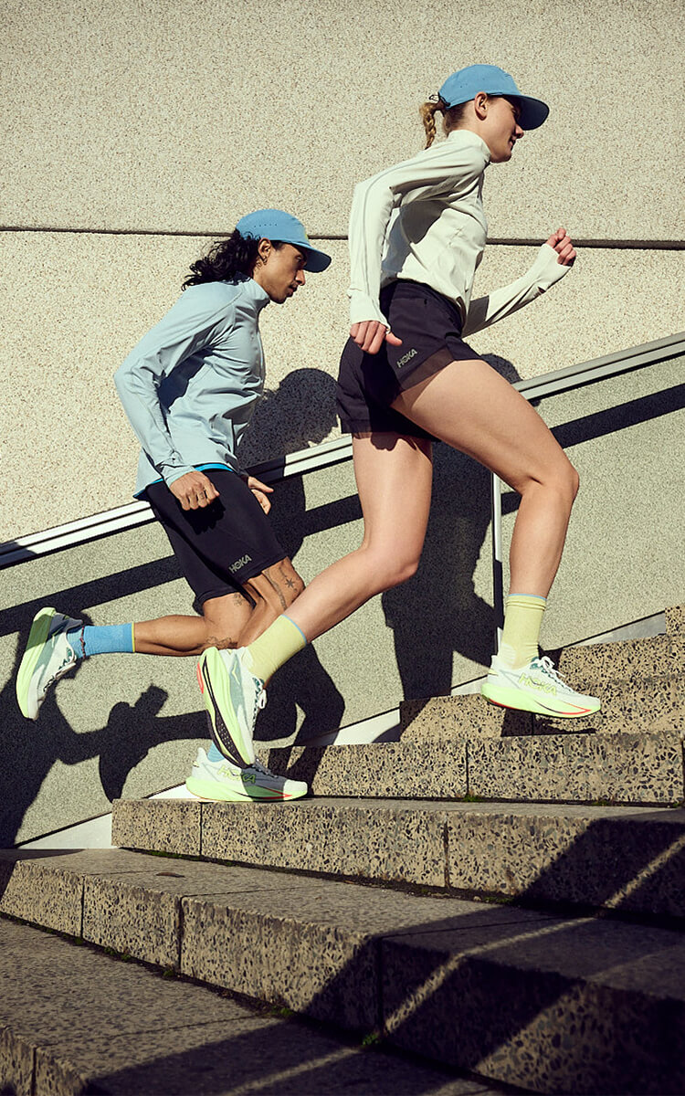 Ragazzi che corrono con scarpe da running Hoka Mach 7