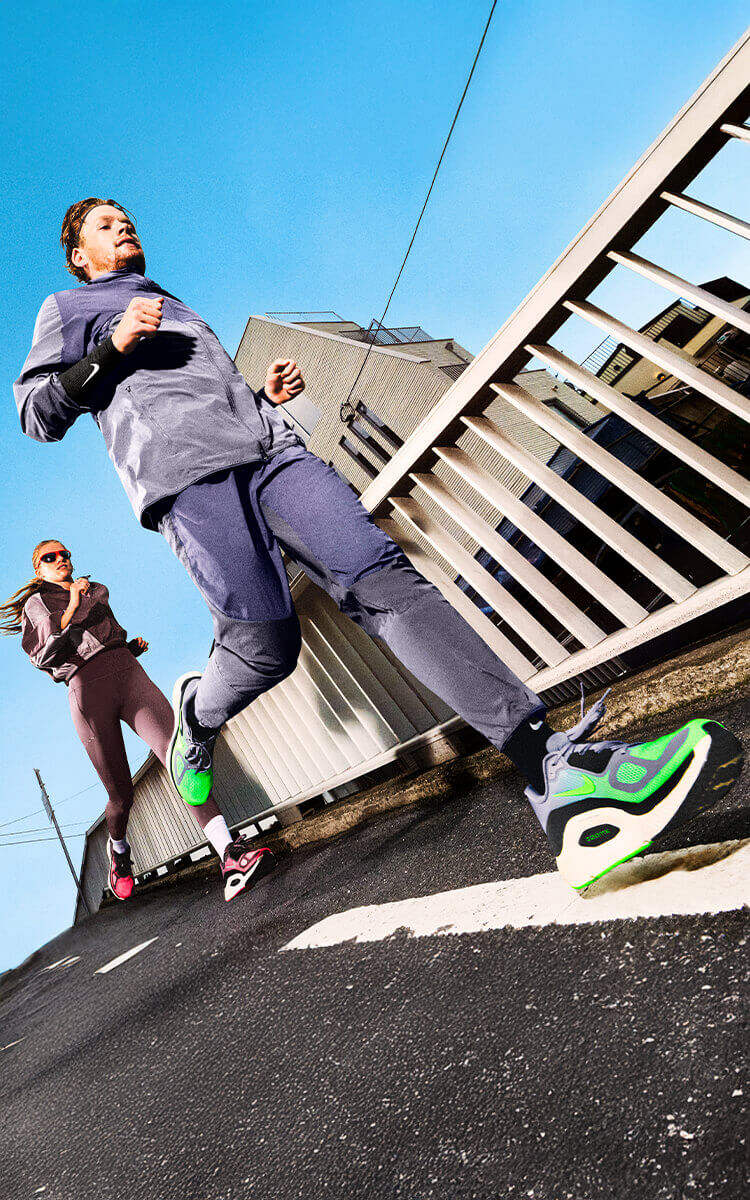 Ragazzi che indossano scarpe da running Nike Structure Plus