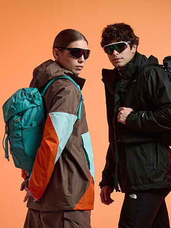 Ragazzi che indossano abbigliamento outdoor