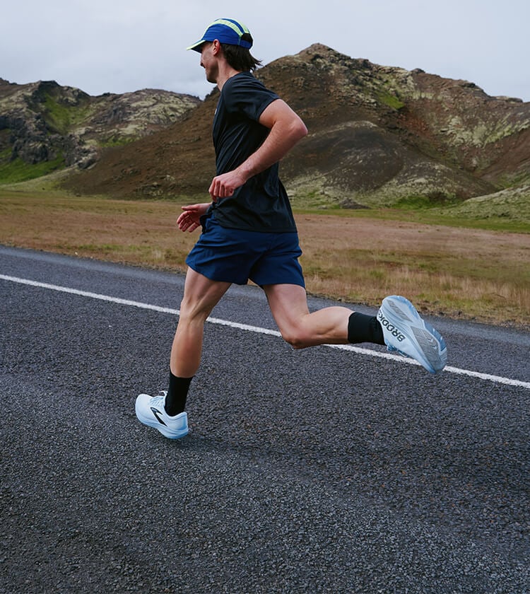 Ragazzo che corre su strada